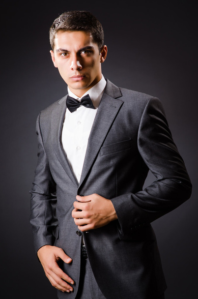Elegante jongeman tegen grijs - Foto, afbeelding