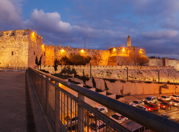 Muinaisen kaupungin muurit yöllä, Jerusalem
 - Valokuva, kuva