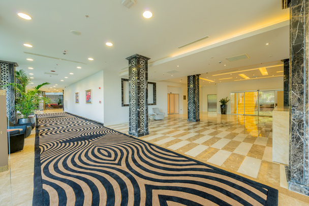 Hall d'hôtel avec un design moderne
 - Photo, image