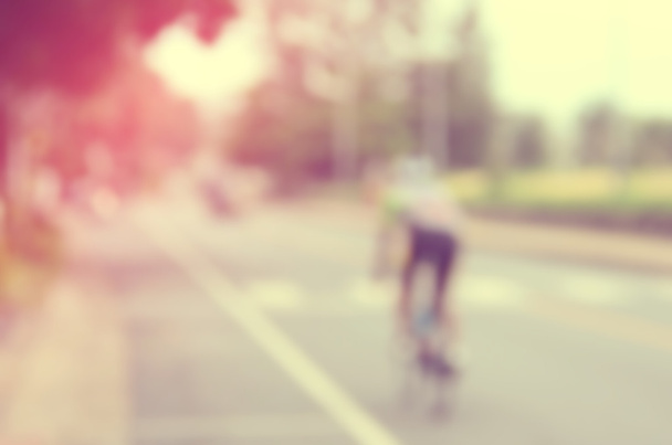 Suhahdus mies ratsastaa pyörä kaupungin abstrakti tausta
. - Valokuva, kuva