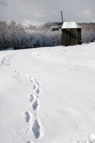 Lidské stopy ve sněhu, což vede k starý mlýn. - Fotografie, Obrázek