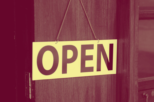 Otevřete znamení široké zavěšené na dřevěné dveře v pouliční kavárně. - Fotografie, Obrázek