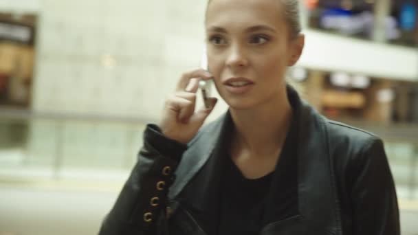 Κορίτσι με μακριά μαλλιά, μιλώντας στο τηλέφωνο - Πλάνα, βίντεο