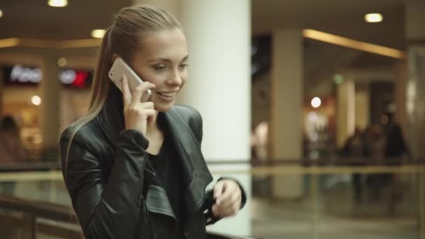 Uzun saçlı kız telefonda konuşurken - Video, Çekim