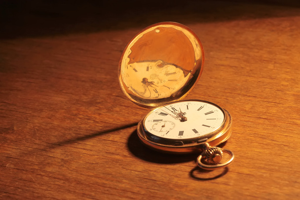 Винтажные карманные часы крупный план
 - Фото, изображение