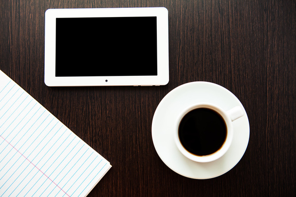 tablet vazio pc e um café e notebook com caneta no escritório
 - Foto, Imagem