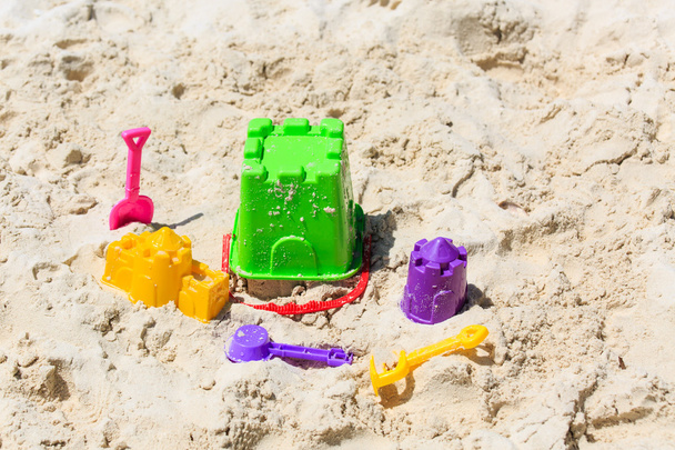 dzieci zabawki na tropikalnej plaży - Zdjęcie, obraz
