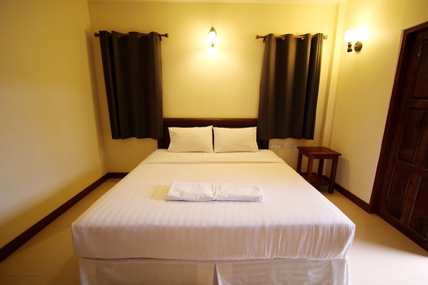 Ночная сцена изображения удобной кровати, номер в отеле
. - Фото, изображение