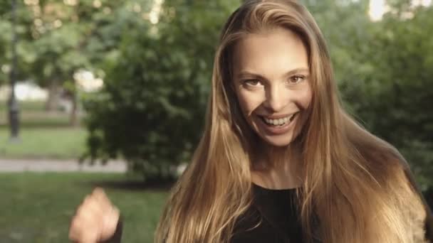 Młoda piękna blondynka uśmiecha i pozowanie - Materiał filmowy, wideo
