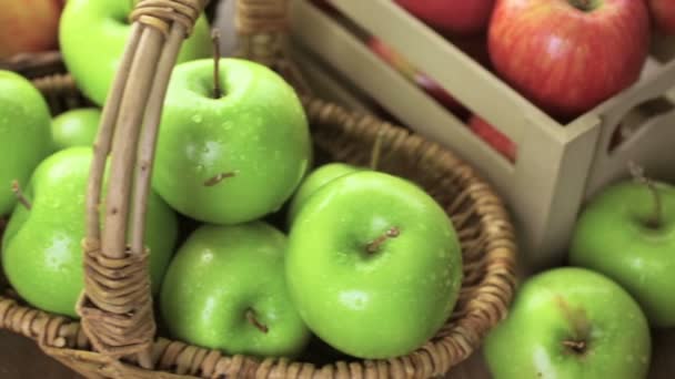 Свежесобранные органические яблоки
 - Кадры, видео