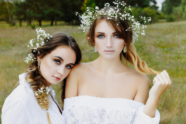 Two women in white dresses - Foto, imagen