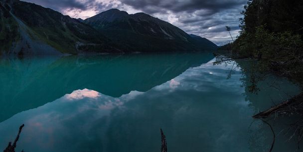 Горное озеро в сумерках
 - Фото, изображение