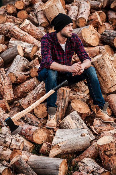 forester smoking and sitting on logs - Zdjęcie, obraz