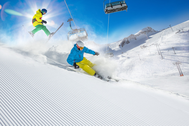 Esquiador esquiando cuesta abajo en las altas montañas - Foto, Imagen