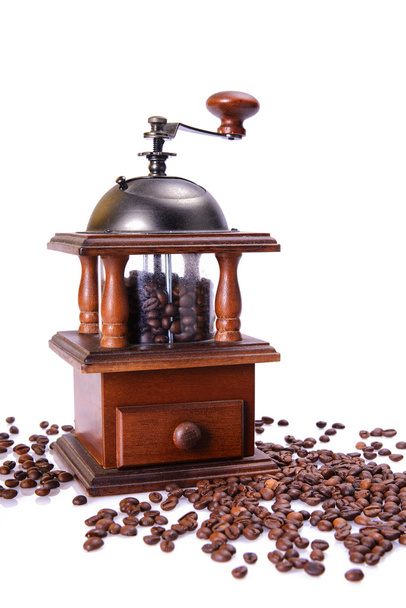 Il vecchio macinino da caffè con chicchi di caffè
 - Foto, immagini
