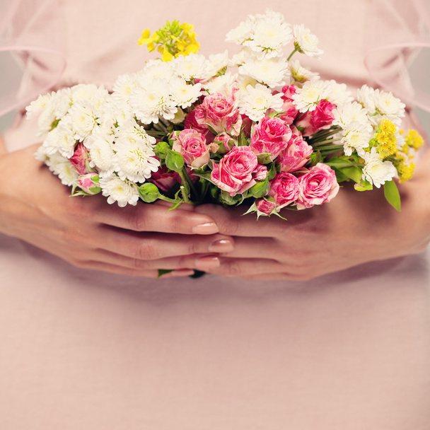 Fondo floral para la tarjeta de felicitación. Flores de flores en Mujer H
 - Foto, imagen