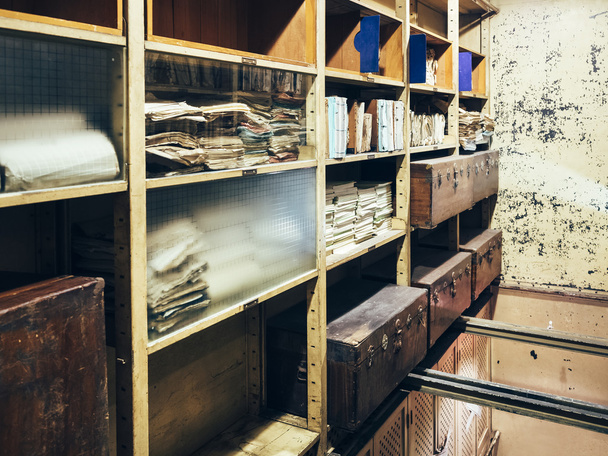 Sala de armazenamento de documentos Prateleira com pilha de papéis
 - Foto, Imagem