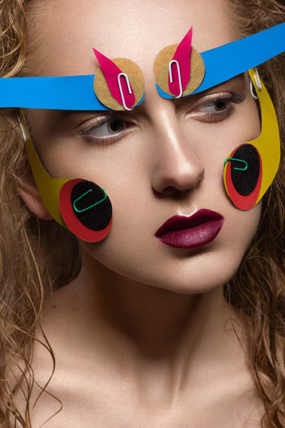 Creatieve make-up met kleurrijke papier - Foto, afbeelding