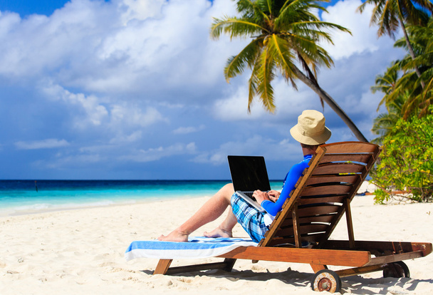 homme avec ordinateur portable en vacances tropicales
 - Photo, image