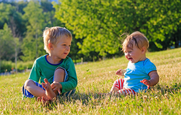 děti hrají v létě parku - Fotografie, Obrázek