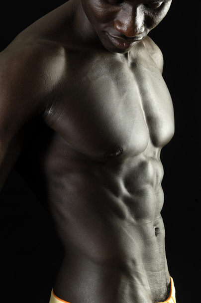 Un hombre negro con un cuerpo musculoso
 - Foto, Imagen