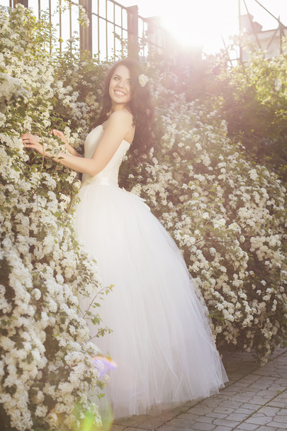 Güzel esmer kadın gelin beyaz düğün Bahçe bir parkta - Fotoğraf, Görsel