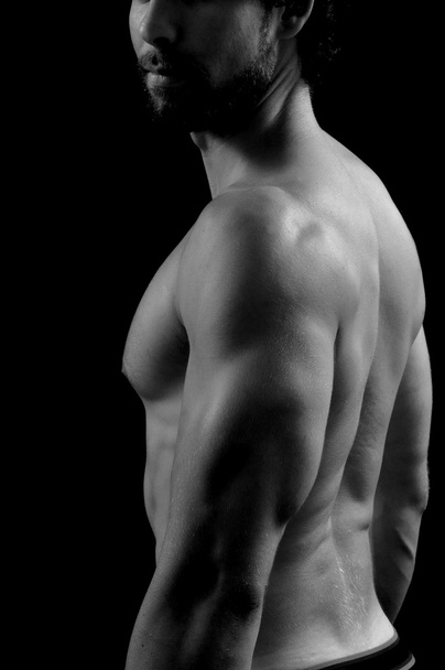 Studiofotografie eines Mannes mit Rücken, weiß und schwarz - Foto, Bild