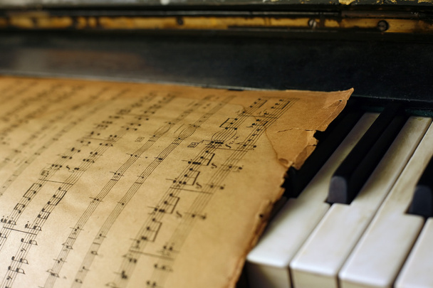 Piano y notas antiguas
 - Foto, imagen