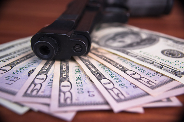 Pistola, drogas y dinero sobre fondo de madera
 - Foto, Imagen