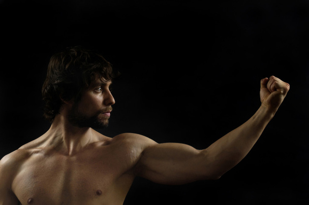 retrato de un hombre con bíceps
 - Foto, imagen