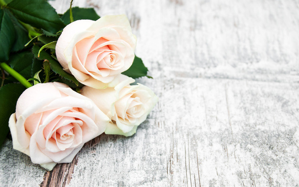 Růže na dřevěný stůl - Fotografie, Obrázek