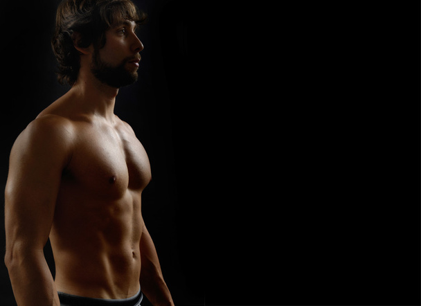 γυμνό άνδρα που δείχνει την ικανότητά του σώματος - Φωτογραφία, εικόνα