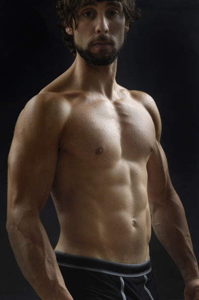голий чоловік показує свою фізичну форму тіла
 - Фото, зображення