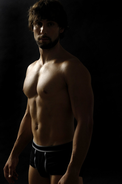 γυμνό άνδρα που δείχνει την ικανότητά του σώματος, - Φωτογραφία, εικόνα
