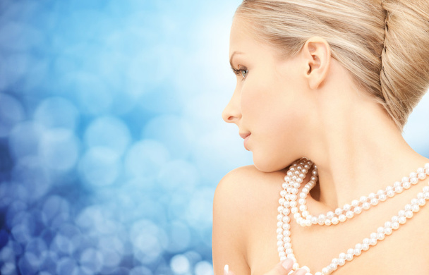 красива жінка з морським перловим намистом
 - Фото, зображення