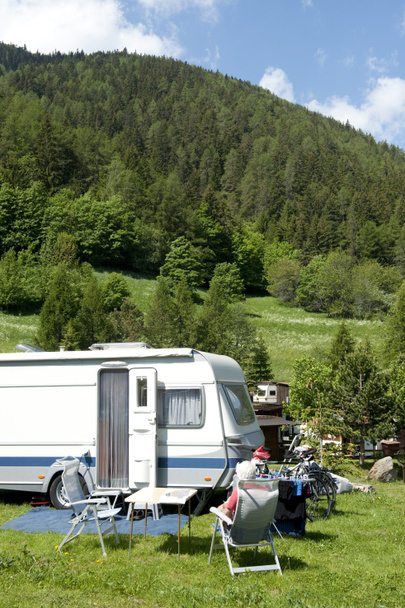 Camping avec caravanes
 - Photo, image