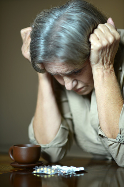 Beteg idősebb nő tabletták - Fotó, kép