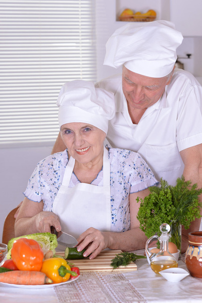 Elderly couple cooking - Foto, imagen