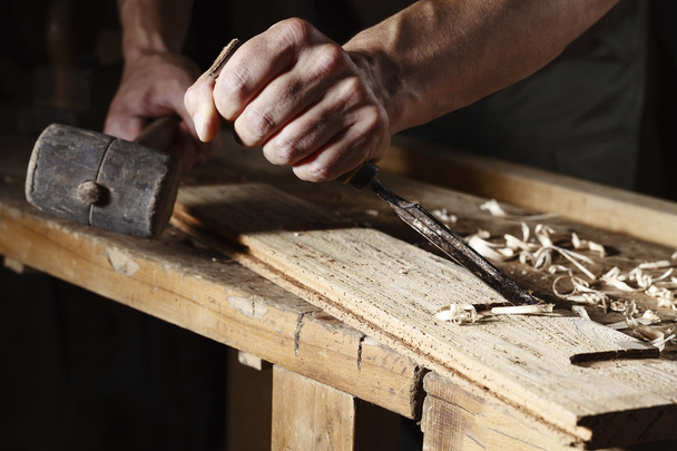 manos de carpintero que trabajan con un cincel y un martillo
 - Foto, imagen