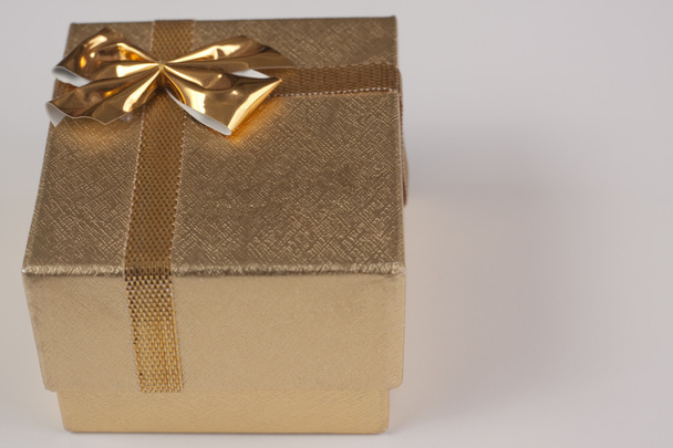 Коробка с золотым кольцом
 - Фото, изображение