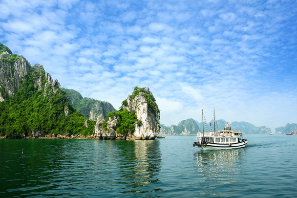 ベトナムのハロン湾。ユネスコ世界遺産。ベトナムで最も人気のある場所. - 写真・画像