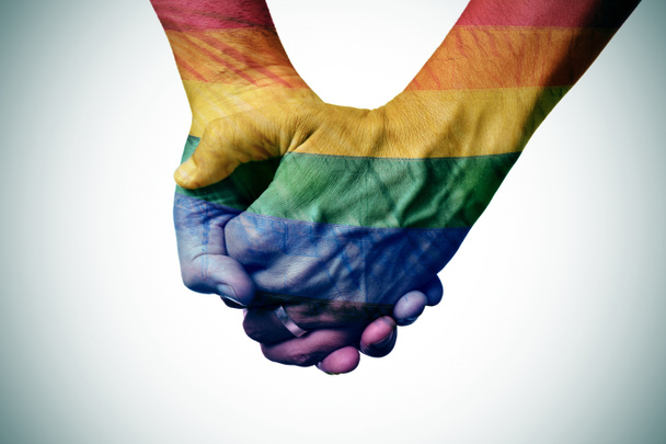 Homosexuální pár drží za ruce, vzorované jako Duhová vlajka - Fotografie, Obrázek