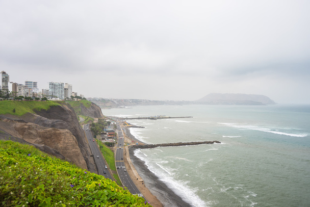 Dramática costa en Lima Miraflores
 - Foto, Imagen