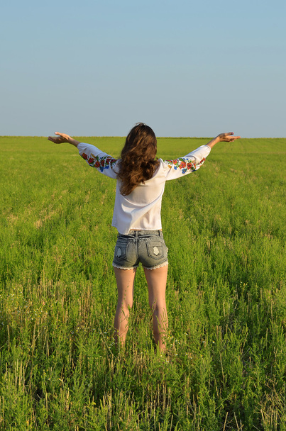 Ευτυχισμένος κορίτσι απολαμβάνει τη φύση. Πεδίο και ουρανό - Φωτογραφία, εικόνα