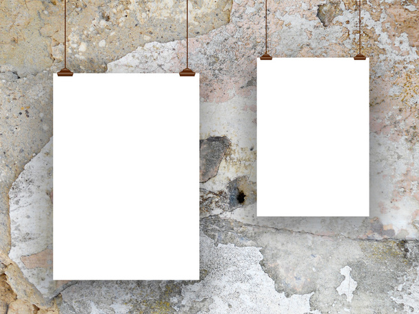 Dos hojas de papel con clips-marrón gris blanco
 - Foto, imagen