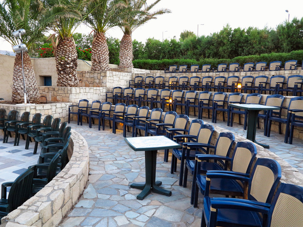 Chaises en plastique amphithéâtre moderne et palmiers en Grèce
 - Photo, image