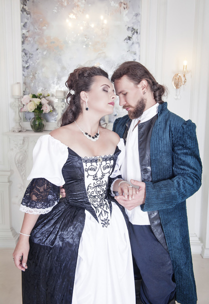Bela mulher casal e homem em roupas medievais
 - Foto, Imagem