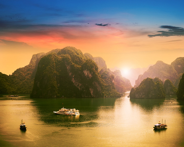 Bahía Halong en Vietnam. Unesco Patrimonio de la Humanidad. El lugar más popular en Vietnam
. - Foto, Imagen
