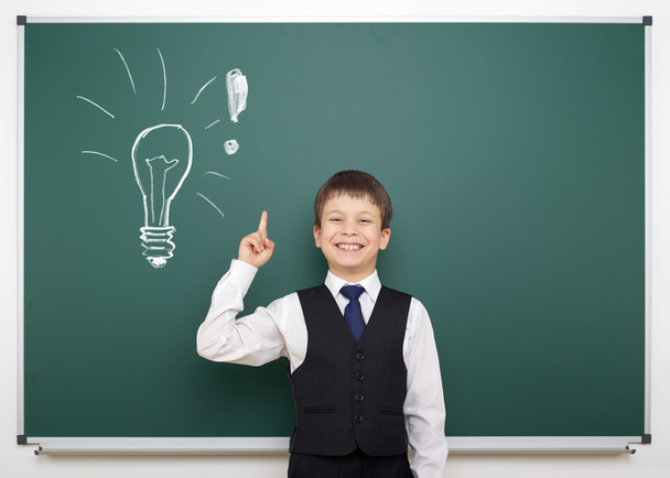 σχολείο αγόρι με Χειροποίητη lightbulb έχοντας ιδέα - Φωτογραφία, εικόνα
