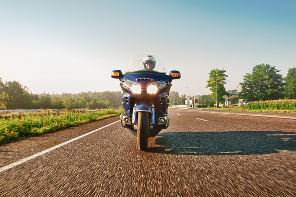 muž na motorce na otevřené silnici - Fotografie, Obrázek